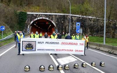 Belateko tunelak «arrisku handikoak» direla salatzeko, bidea itxi dute 30 alkatek eta Oronozko suhiltzaileek