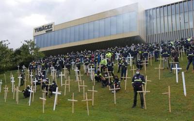 Tubacexek Derion dituen bulegoetara eraman dute protesta langileek