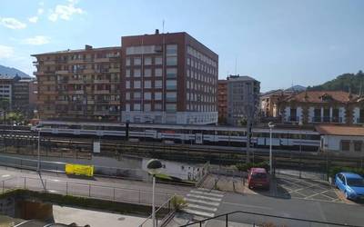 Renfek bi tren zerbitzu bertan behera utziko ditu gaur