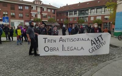 AHTaren obren barruan, Goxentziara doan zubiko lanak "baimen barik" egiten ari direla salatu dute Abadiñon