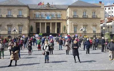 Bizi baldintza duinak aldarrikatuz, pandemian hildako adinekoak omendu dituzte