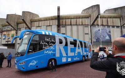 Realeko autobus ofizialak bailarako herrietako banderak jasoko ditu gaur