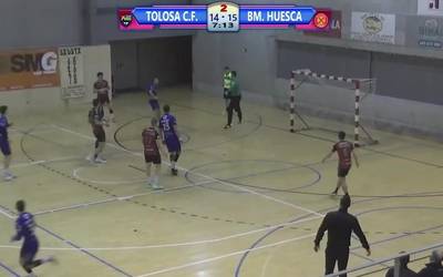 Taularen erdialdean egonkortu da Tolosa Eskubaloia Huescari irabazita