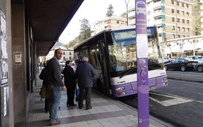 Herriko autobus zerbitzuak 80.313 bidaiari gutxiago izan ditu 2020an