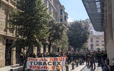 Bilboko burtsaren aurrean egin dute protesta Tubacexeko langileek