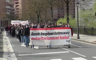 Autoritarismoaren aurkako manifestazioa egin dute ikasleek IKAS plataformak deituta
