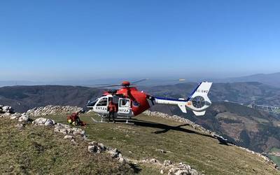 Kurtzebarri magalean min hartu duen mendizalea ospitalera eraman dute