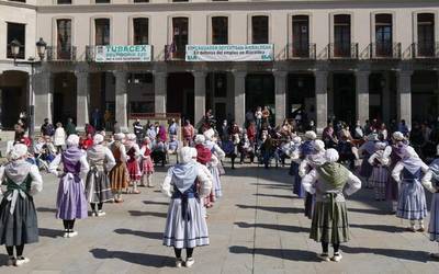 Itxarkundiak modu koloretsuan hartu du gaur Herriko plaza