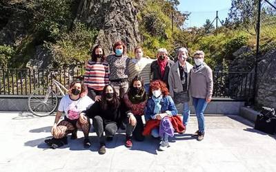 Belaunaldi desberdinetako feministak batu ziren atzo, transmisioari segida emateko helburuarekin