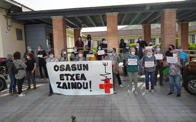 Osasun Etxea zaintzea eskatuz elkarretaratzea egin dute gaur ere Lesakan