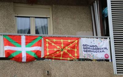 Aberri Eguneko aldarrikapenak, balkoi eta leihoetan