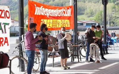 Aberri Eguna kantuan eta musikarekin ospatu da herriko plazan
