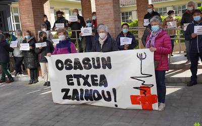 Osasun Etxea zaintzea eskatzeko asteazkeneroko hitzordura ez dute hutsik egin gaurkoan ere Lesakan