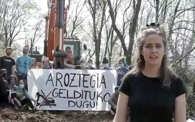 Aroztegiko obrak gelditzera sartu da gaur ekintzaile talde bat