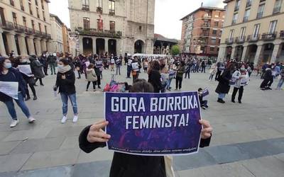 Martxoaren 8ko kartel batengatik 3.000 euroko isuna jaso du Laudioko mugimendu feministak