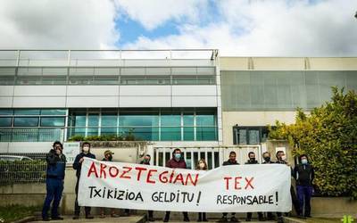 Iruñeko TEX enpresaren atarira ailegatu da Aroztegiko proiektuaren kontrako protesta
