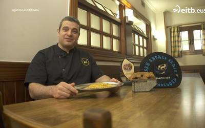 Isidro Erretegiko Aitor Aizpuruak zezina tortilla prestatu du ETB1eko 'Sukalerrian' saiorako
