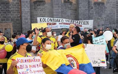 'Bakea, bizitza eta demokrazia Kolonbian' lelopean, elkarretaratzea egin dute Arrasaten