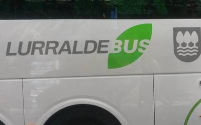 Autobus-gidarienganako erasoak salatuko dituzte egubakoitzean, Donostian