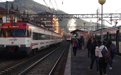 8 tren zerbitzu kendu ditu gaur goizean Renfek, atzo zuhaitz bat erori zelako trenbidean