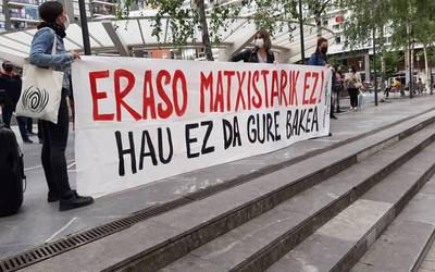 Asteburuan Erandion gertatutako eraso matxista salatzeko elkarretaratzea egin dute