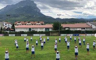Lagun Arteak udako futbol campusa antolatu du