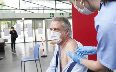 AstraZenecaren ondoren Pfizerren txertoa ematea proposatu du Espainiak
