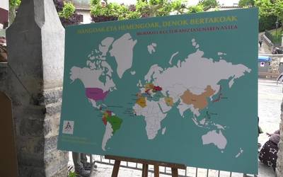 Kultur Aniztasunaren Mundu Eguna ospatu zuten Irurako San Miguel plazan