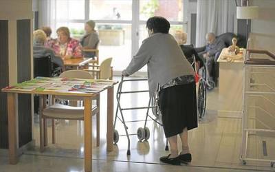 Koronabirusaren aurkako neurriak arindu ditu gobernuak zahar etxeetan