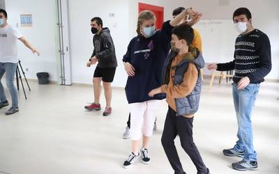 Musika sormen iturri, mugimendua eta talde lana lantzen