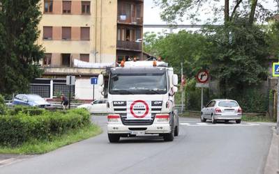 Beasain-Bergara arteko autobidean bidesaririk ez jartzeko eskatu dute eguerdiko auto karabanan