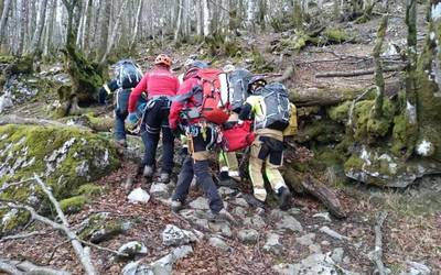 Motor istripua izan du gazte batek Untzueta mendian eta ospitalera eraman dute
