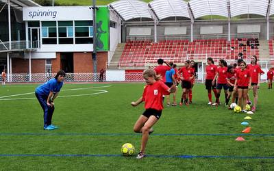 Neskak futbolera erakartzeko campusa antolatu du C.D. Elgoibarrek