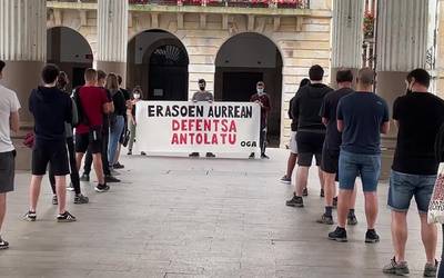 Gaztetxeak jasandako erasoa salatzeko elkarretaratzea egin dute