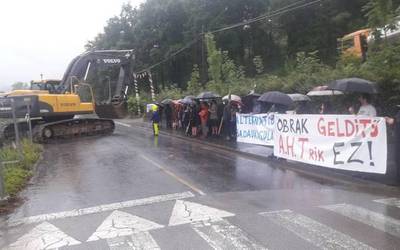 AHTa eraikitzeko makinak Atxondon sartu direla salatu dute