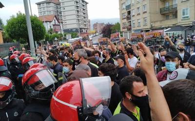 Ertzaintzak Tubacexeko grebalari bat atxilotu du Amurrioko epaitegiaren aurreko protestan