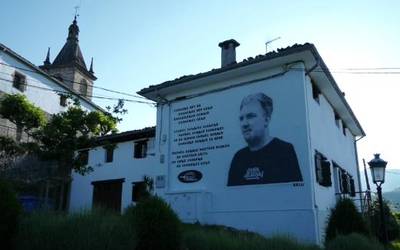 Jon Maiaren olerki bat eta haren irudi bat margotu dituzte Zeraingo horma batean