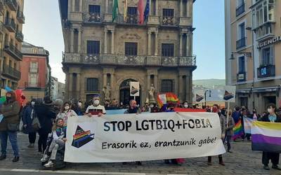 LGTBI pertsonen aurkako indarkeria gaitzetsi du Iruñeko Udalak