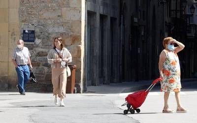 Lehen eguna da maskara kendu daitekeela aire zabalean eta distantzia mantenduta baina askotariko iritziak daude herritarren artean