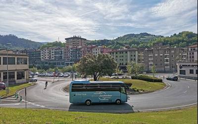 Herri barruko autobus zerbitzuarekin zer lortu nahi duen galdetu dio Gaurgeroa-Duintasunak Udalari eta doakoa behar lukeela esan dio