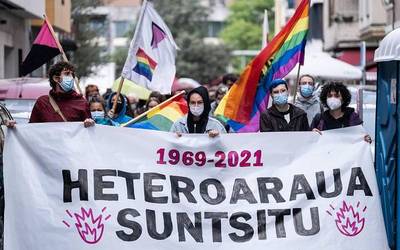 Oraindik borrokan jarraitzeko arrazoiak daudela gogoratu dute LGTBI+ Harrotasunaren Nazioarteko egunean