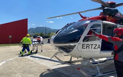 Atxuri mendian zauritutako gizon bat erreskatatu dute helikopteroz