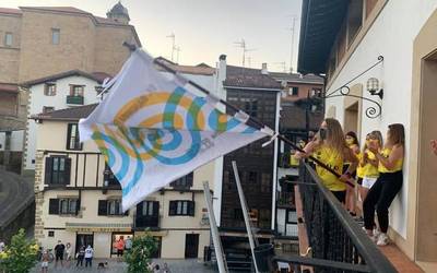 Herritarren errezibimendua Euskotren ligako lehen asteburuko bandera irabazi duten arraunlariei