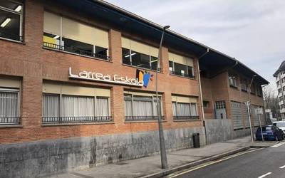 Larreako Eskolaurreko eraikina berregituratzeko lanak hasi dituzte