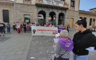 Elkarretaratzeak egin dituzte Murchanteko erailketa matxista gaitzesteko