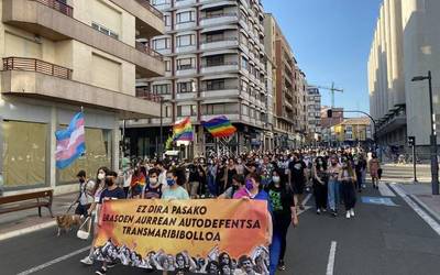 Gasteizko kaleak hartu dituzte LGTBIfobiaren eta faxismoaren aurka