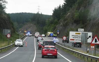 Bi autok elkar jo dute Luiaondon, eta pertsona bat zauritu da