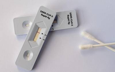 Covid-19a detektatzeko autodiagnostikorako test azkarrak saltzen hasi dira farmazietan