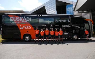 Euskaltel-euskadi taldeak erabiliko duen Irizar i6S autobusa aurkeztu dute