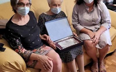 100 urte bete dituzten Antonia Critado eta Maria Santiago omendu ditu Zornotzako Udalak
